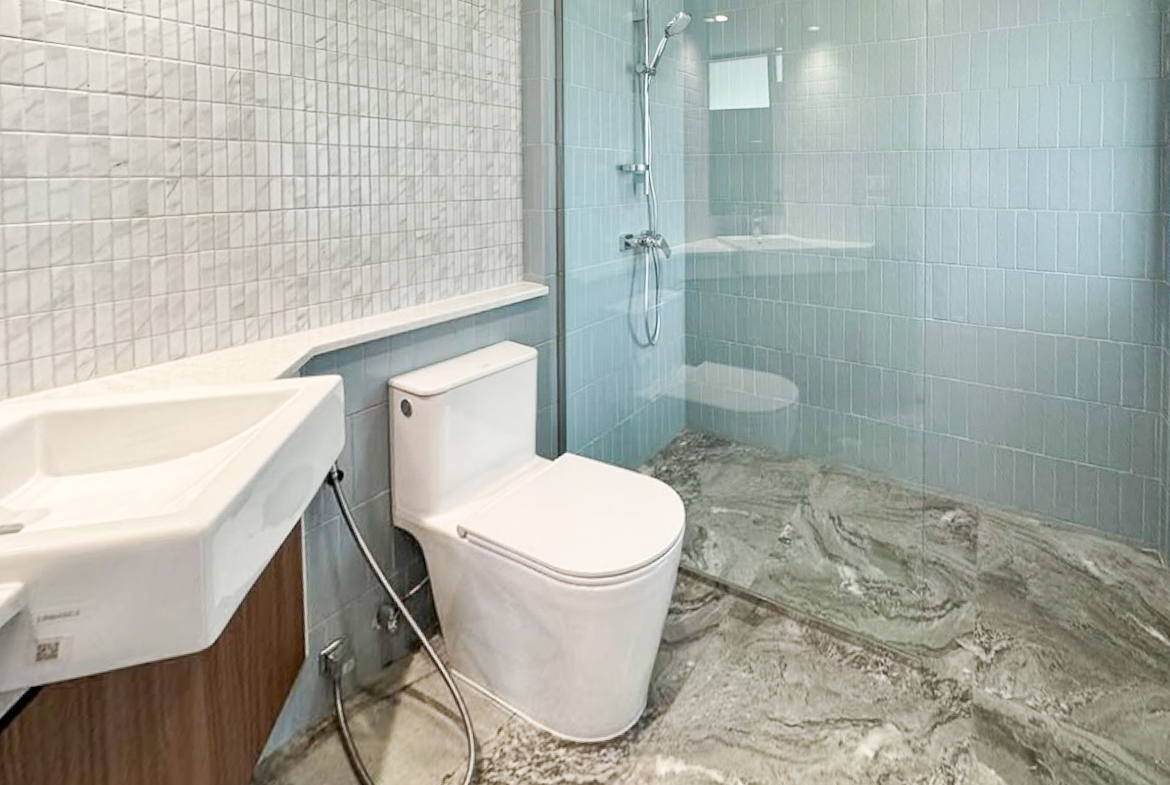 For rent: Fully renovated 4-bedroom house in Pridi Banomyong 25 (Ekkamai Soi 10), just 750m from Sukhumvit 71. 450 sqm of living space on 143 sq.wah land, 6+ parking, 2 kitchens, spacious layout, no pets, ready to move in.