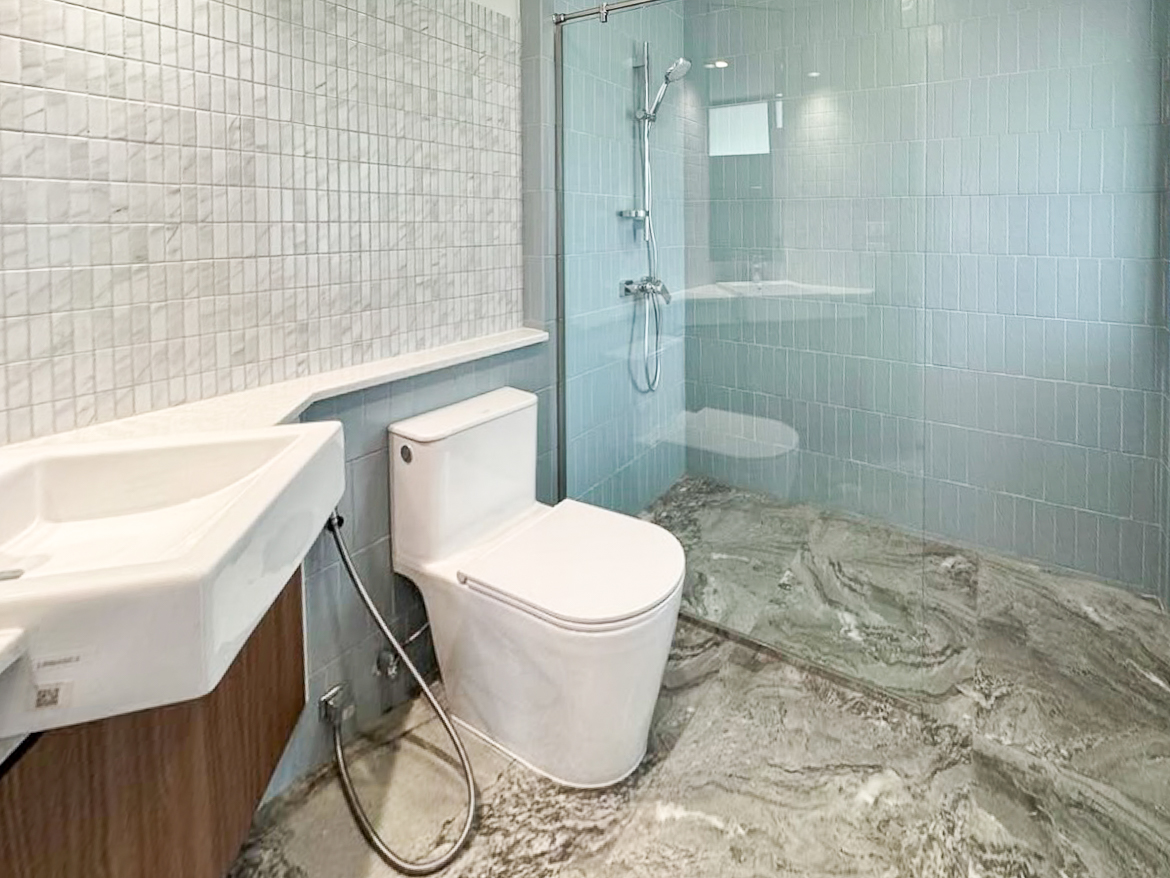 For rent: Fully renovated 4-bedroom house in Pridi Banomyong 25 (Ekkamai Soi 10), just 750m from Sukhumvit 71. 450 sqm of living space on 143 sq.wah land, 6+ parking, 2 kitchens, spacious layout, no pets, ready to move in.