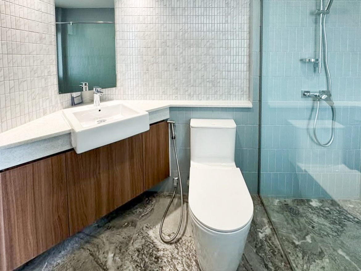 For rent: Fully renovated 4-bedroom house in Pridi Banomyong 25 (Ekkamai Soi 10), just 750m from Sukhumvit 71. 450 sqm of living space on 143 sq.wah land, 6+ parking, 2 kitchens, spacious layout, no pets, ready to move in.
