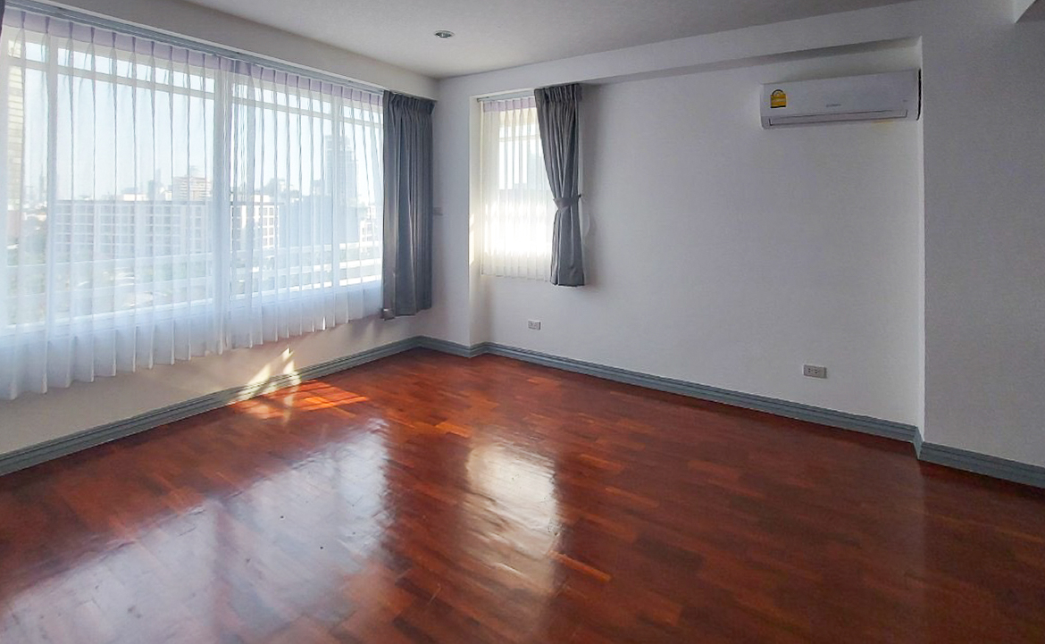 Spacious 4-bedroom apartment for rent in Thong Lor, Sukhumvit 55. Close to BTS, includes maid’s room, multi-function room, full kitchen, gym, and pool. Rent 120,000 THB/month.
