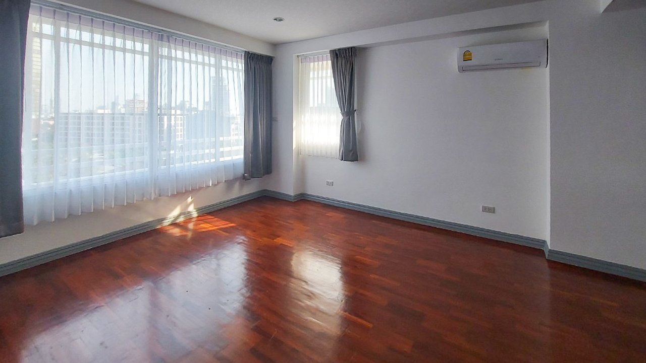 Spacious 4-bedroom apartment for rent in Thong Lor, Sukhumvit 55. Close to BTS, includes maid’s room, multi-function room, full kitchen, gym, and pool. Rent 120,000 THB/month.