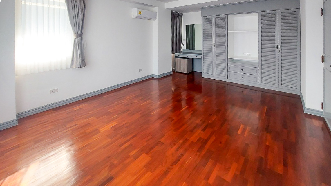 Spacious 4-bedroom apartment for rent in Thong Lor, Sukhumvit 55. Close to BTS, includes maid’s room, multi-function room, full kitchen, gym, and pool. Rent 120,000 THB/month.