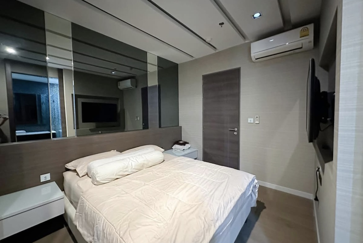 Luxury 3-bedroom penthouse for rent near BTS Asoke, 240 sqm with large walk-in closet, modern kitchen, office space, city view balconies, and premium facilities. 150,000 THB/month.