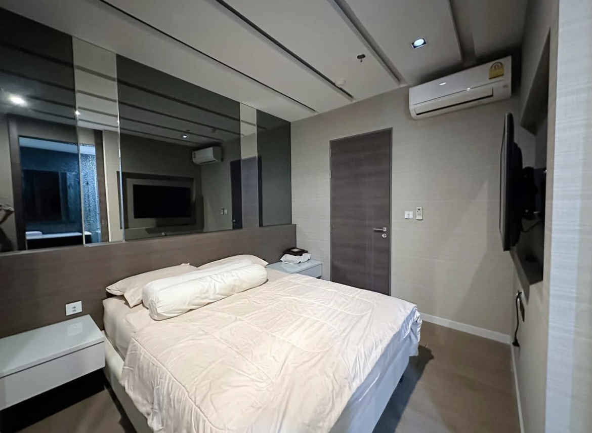 Luxury 3-bedroom penthouse for rent near BTS Asoke, 240 sqm with large walk-in closet, modern kitchen, office space, city view balconies, and premium facilities. 150,000 THB/month.