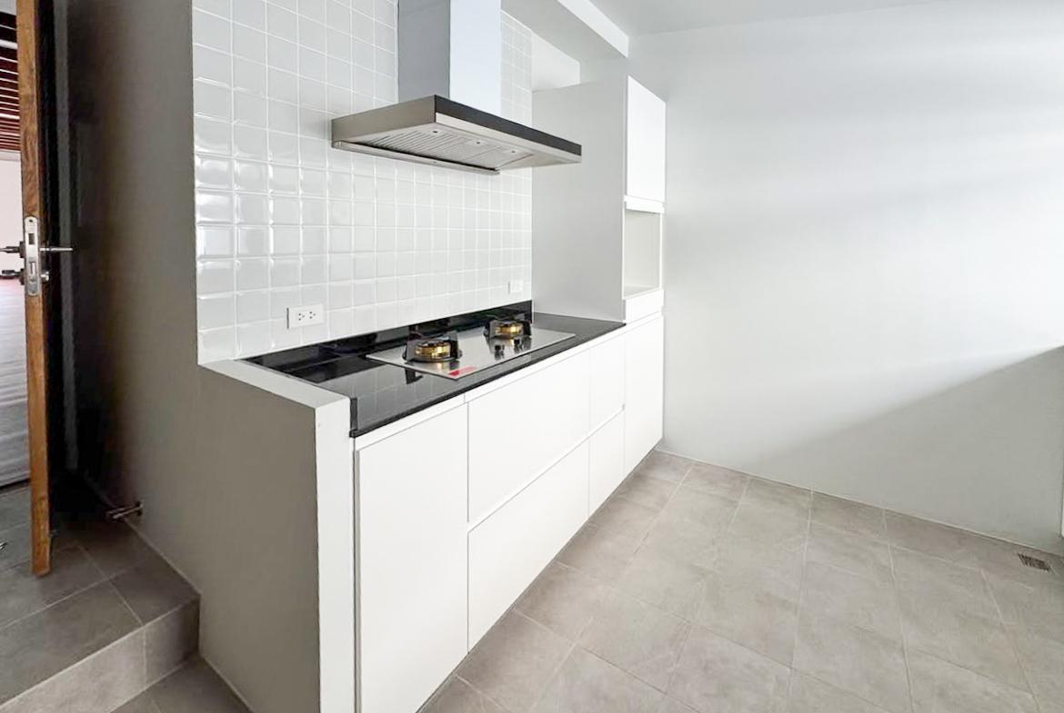 For rent: Fully renovated 4-bedroom house in Pridi Banomyong 25 (Ekkamai Soi 10), just 750m from Sukhumvit 71. 450 sqm of living space on 143 sq.wah land, 6+ parking, 2 kitchens, spacious layout, no pets, ready to move in.