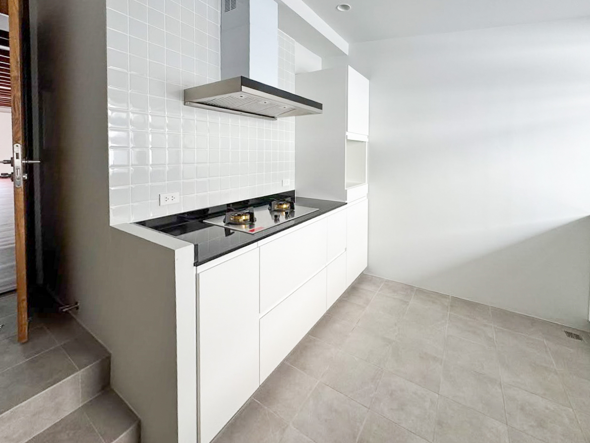 For rent: Fully renovated 4-bedroom house in Pridi Banomyong 25 (Ekkamai Soi 10), just 750m from Sukhumvit 71. 450 sqm of living space on 143 sq.wah land, 6+ parking, 2 kitchens, spacious layout, no pets, ready to move in.
