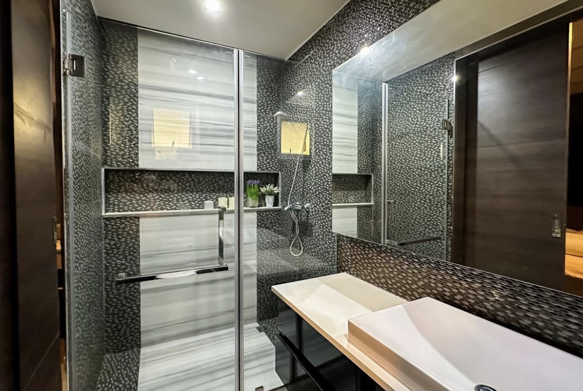Luxury 3-bedroom penthouse for rent near BTS Asoke, 240 sqm with large walk-in closet, modern kitchen, office space, city view balconies, and premium facilities. 150,000 THB/month.