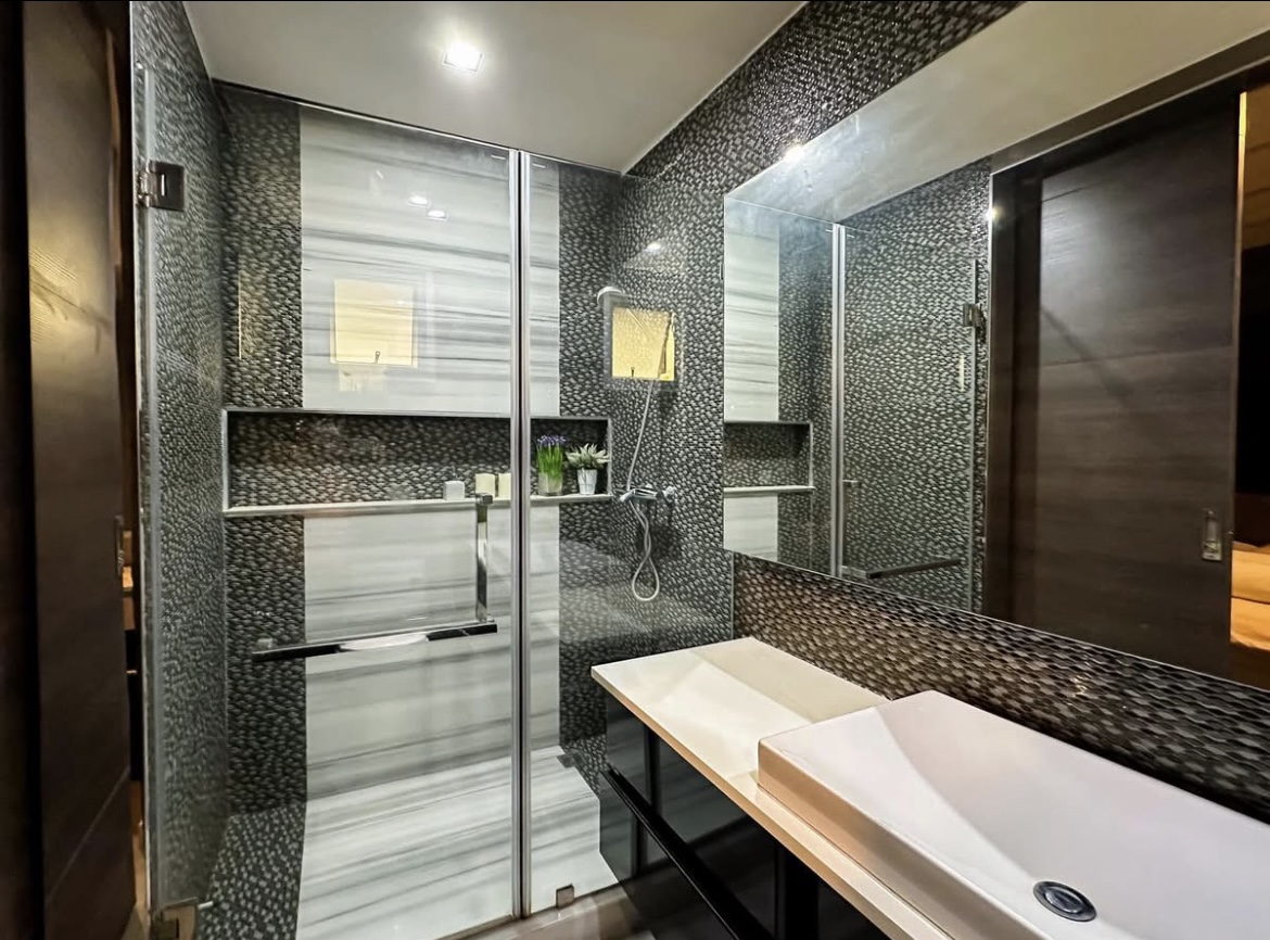 Luxury 3-bedroom penthouse for rent near BTS Asoke, 240 sqm with large walk-in closet, modern kitchen, office space, city view balconies, and premium facilities. 150,000 THB/month.