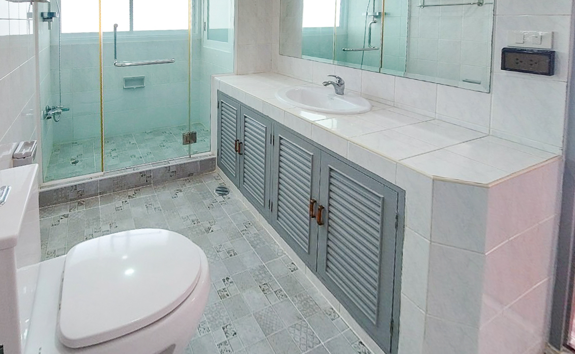 Spacious 4-bedroom apartment for rent in Thong Lor, Sukhumvit 55. Close to BTS, includes maid’s room, multi-function room, full kitchen, gym, and pool. Rent 120,000 THB/month.