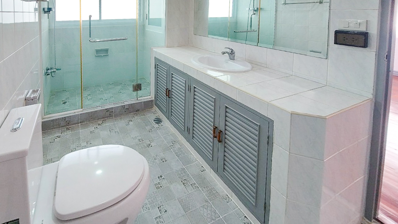 Spacious 4-bedroom apartment for rent in Thong Lor, Sukhumvit 55. Close to BTS, includes maid’s room, multi-function room, full kitchen, gym, and pool. Rent 120,000 THB/month.