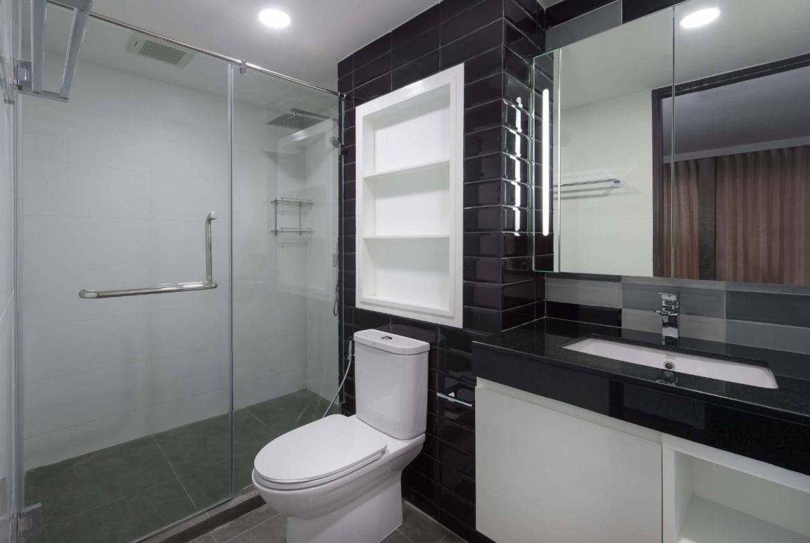 For Rent: Spacious 2-Bedroom Condo in Tranquil Sukhumvit 26, Near BTS Phrom Phong