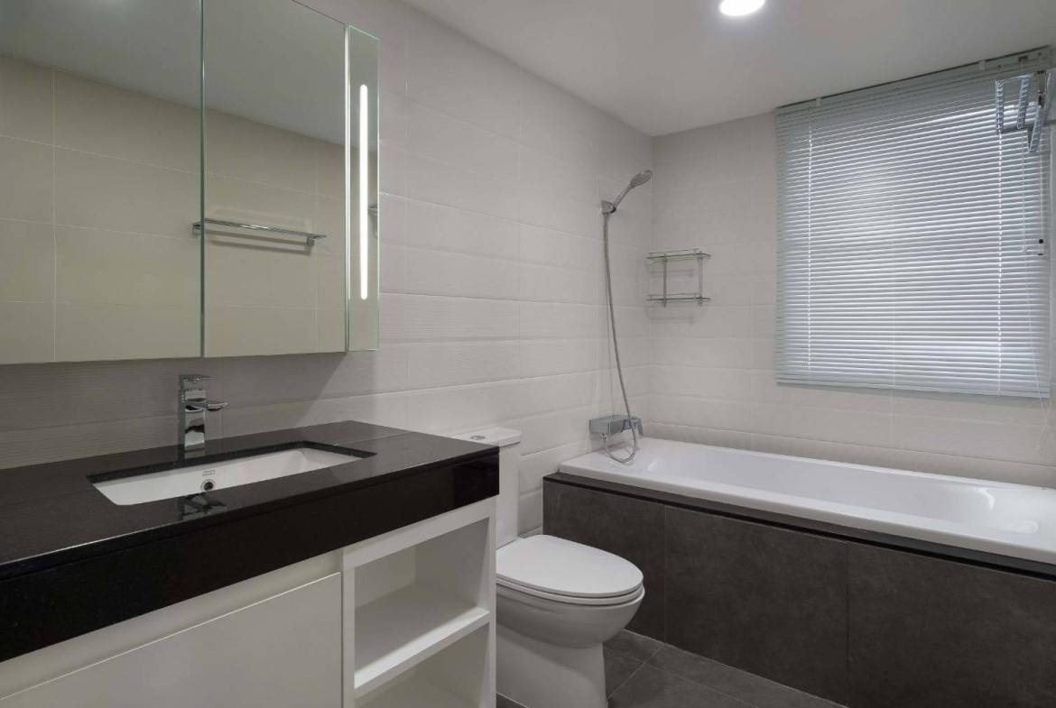 For Rent: Spacious 2-Bedroom Condo in Tranquil Sukhumvit 26, Near BTS Phrom Phong