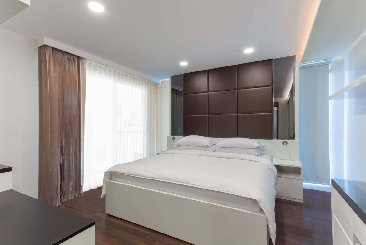 For Rent: Spacious 2-Bedroom Condo in Tranquil Sukhumvit 26, Near BTS Phrom Phong