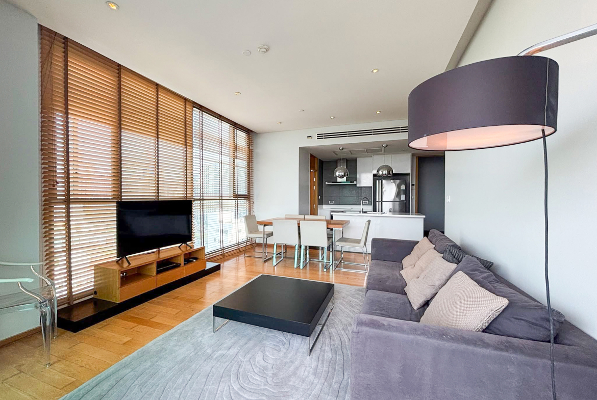 Modern 2-bedroom high-floor condo for rent in Sukhumvit 49, just 450m from BTS Thonglor. Pet-friendly for 2 pets, newly renovated, 93 sqm, 75,000 THB/month with full facilities.