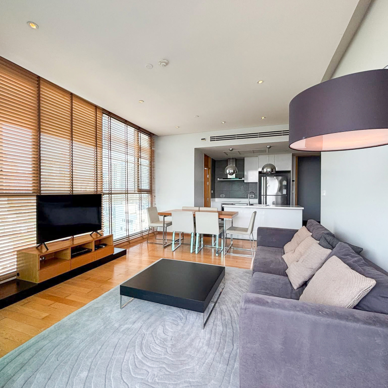 Modern 2-bedroom high-floor condo for rent in Sukhumvit 49, just 450m from BTS Thonglor. Pet-friendly for 2 pets, newly renovated, 93 sqm, 75,000 THB/month with full facilities.