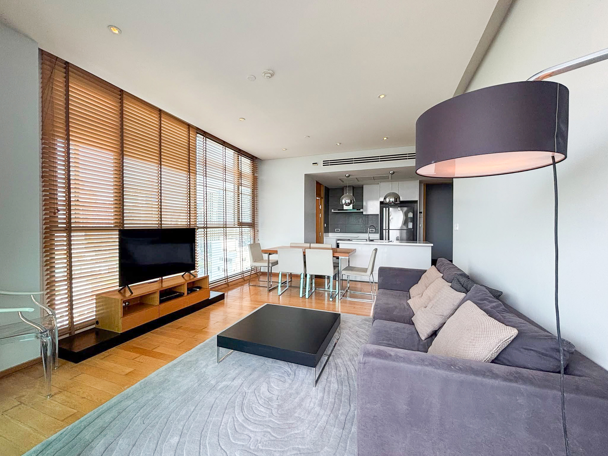 Modern 2-bedroom high-floor condo for rent in Sukhumvit 49, just 450m from BTS Thonglor. Pet-friendly for 2 pets, newly renovated, 93 sqm, 75,000 THB/month with full facilities.