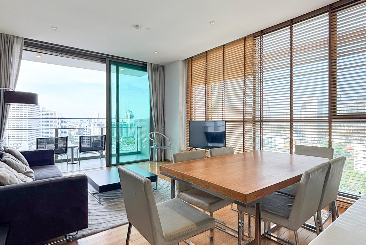 Modern 2-bedroom high-floor condo for rent in Sukhumvit 49, just 450m from BTS Thonglor. Pet-friendly for 2 pets, newly renovated, 93 sqm, 75,000 THB/month with full facilities.