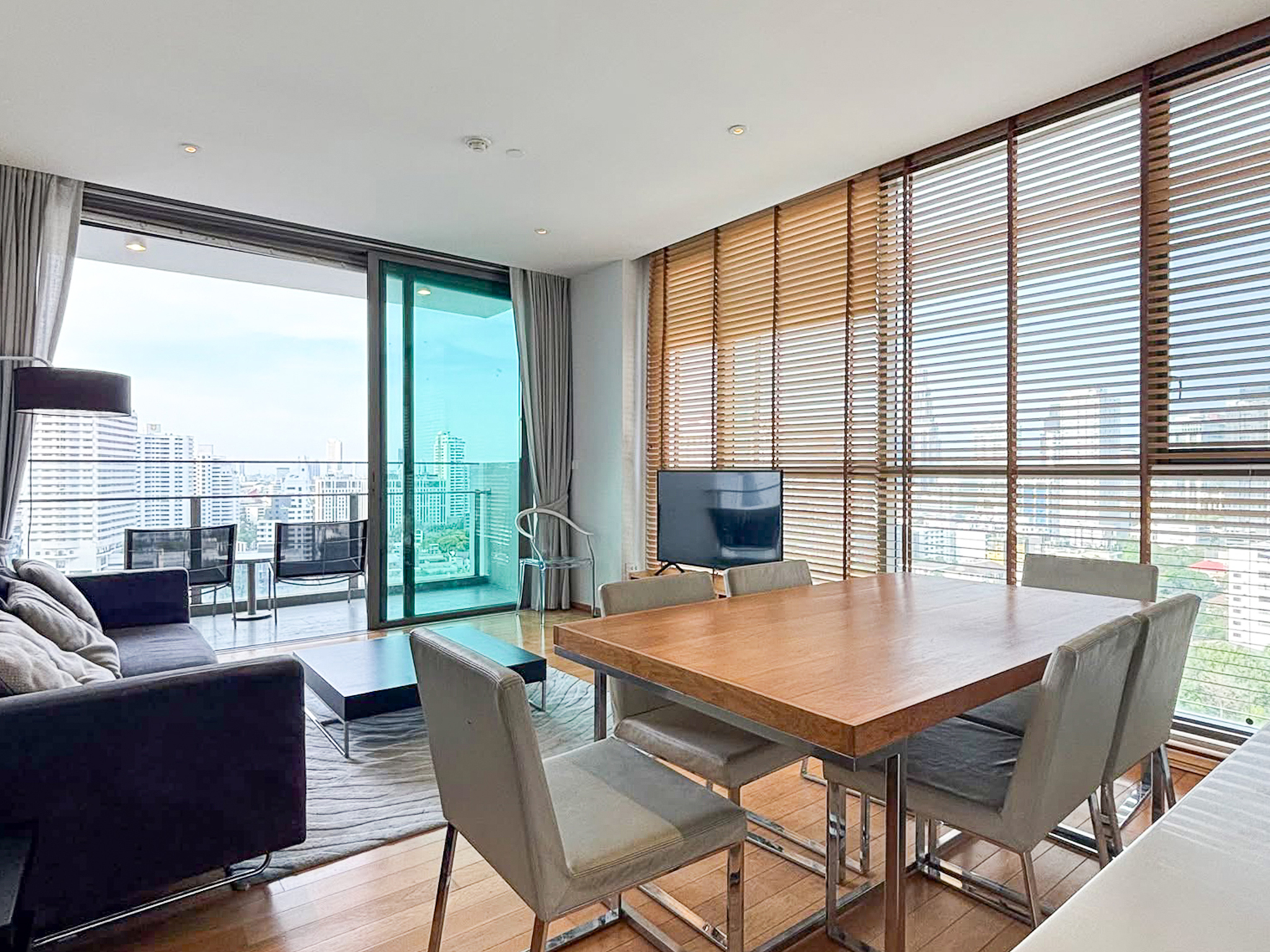 Modern 2-bedroom high-floor condo for rent in Sukhumvit 49, just 450m from BTS Thonglor. Pet-friendly for 2 pets, newly renovated, 93 sqm, 75,000 THB/month with full facilities.