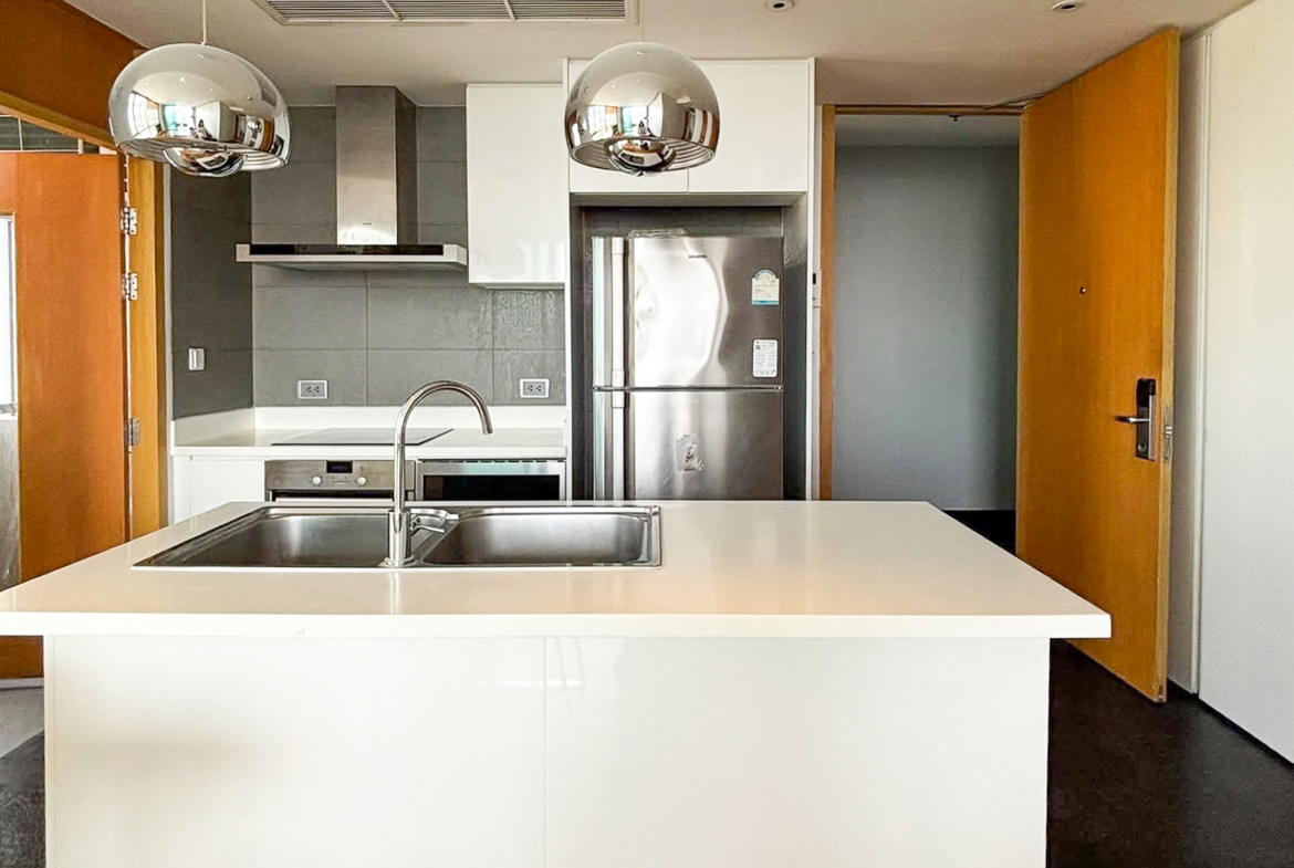 Modern 2-bedroom high-floor condo for rent in Sukhumvit 49, just 450m from BTS Thonglor. Pet-friendly for 2 pets, newly renovated, 93 sqm, 75,000 THB/month with full facilities.