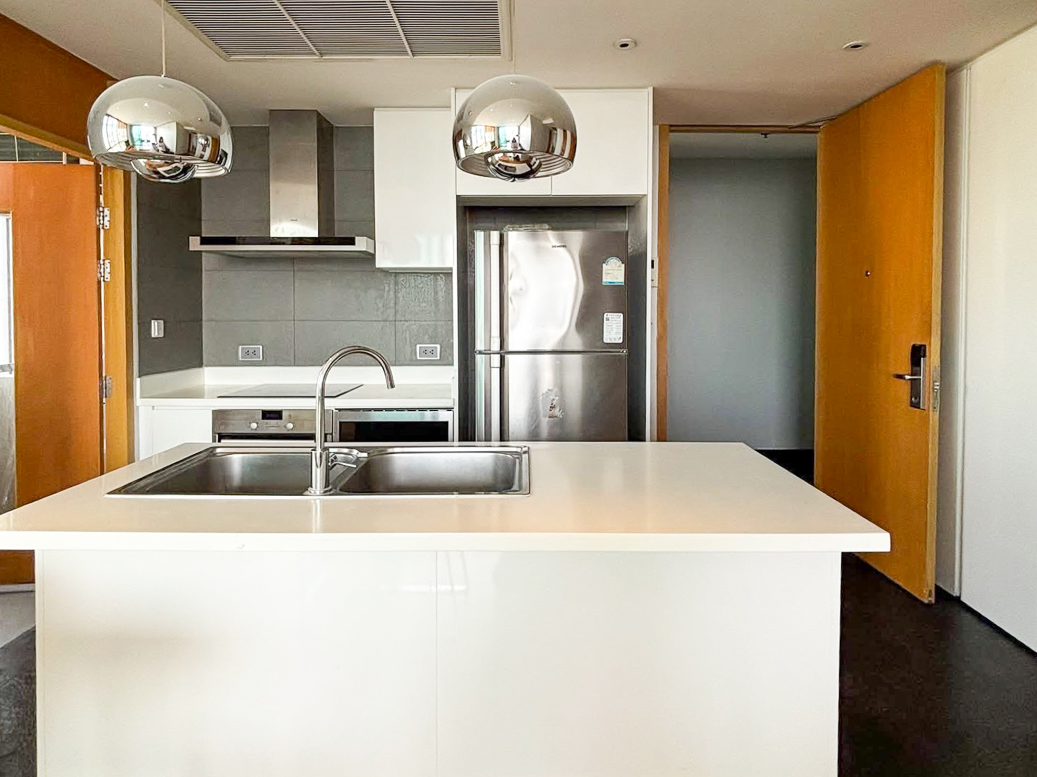 Modern 2-bedroom high-floor condo for rent in Sukhumvit 49, just 450m from BTS Thonglor. Pet-friendly for 2 pets, newly renovated, 93 sqm, 75,000 THB/month with full facilities.