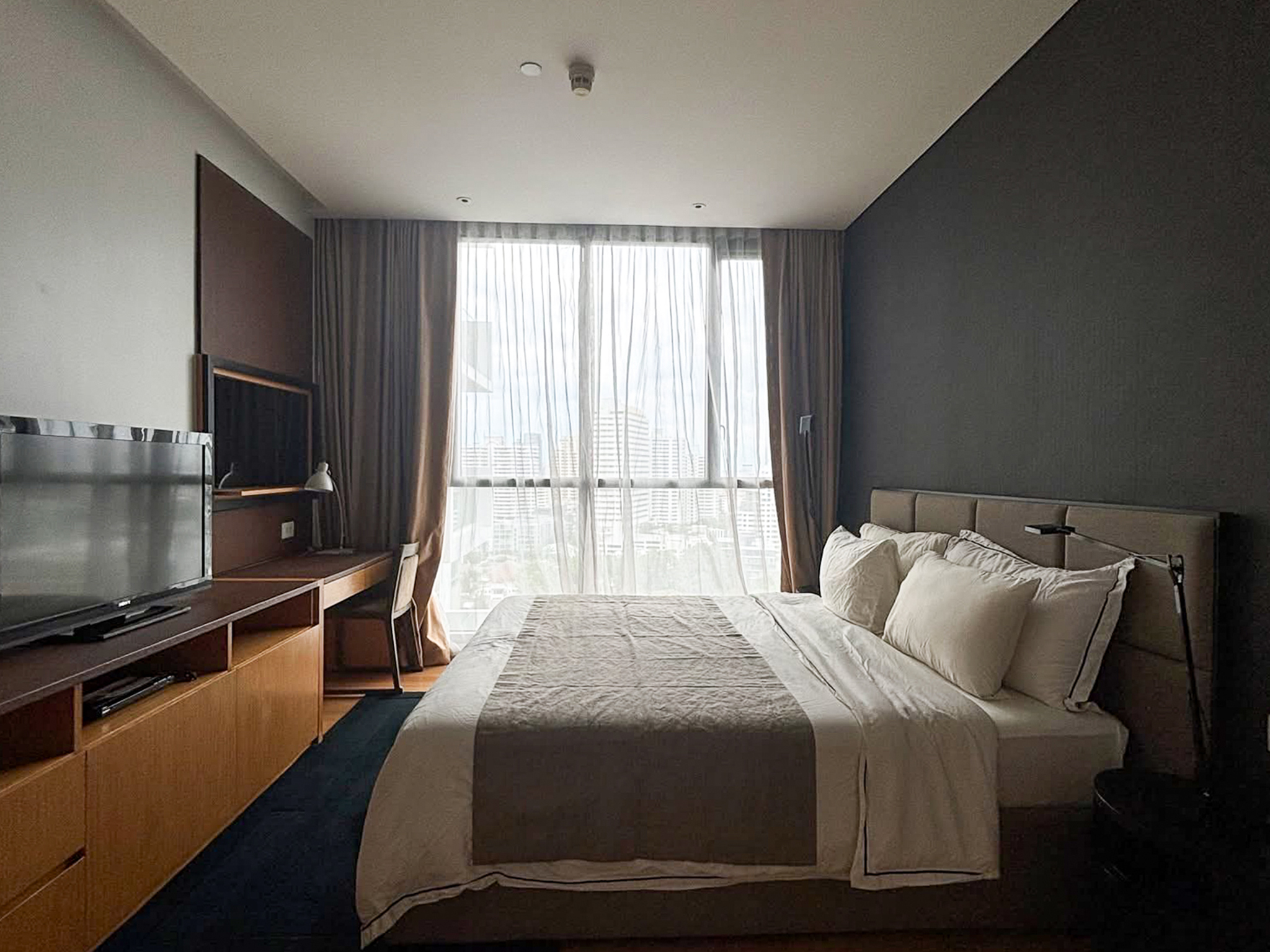 Modern 2-bedroom high-floor condo for rent in Sukhumvit 49, just 450m from BTS Thonglor. Pet-friendly for 2 pets, newly renovated, 93 sqm, 75,000 THB/month with full facilities.