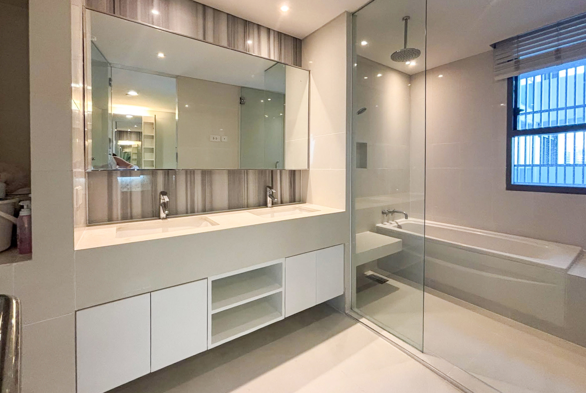 Modern 2-bedroom high-floor condo for rent in Sukhumvit 49, just 450m from BTS Thonglor. Pet-friendly for 2 pets, newly renovated, 93 sqm, 75,000 THB/month with full facilities.