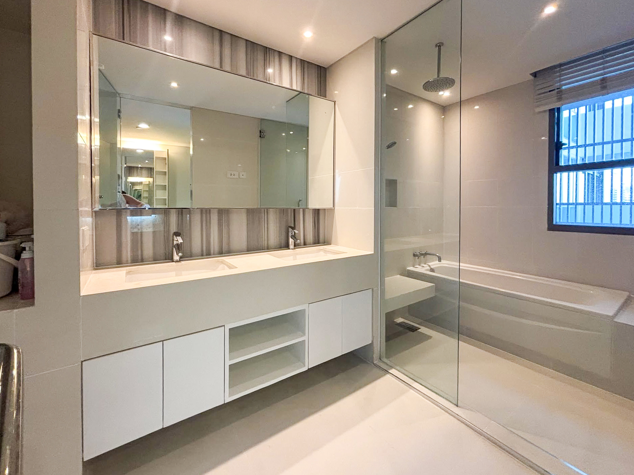 Modern 2-bedroom high-floor condo for rent in Sukhumvit 49, just 450m from BTS Thonglor. Pet-friendly for 2 pets, newly renovated, 93 sqm, 75,000 THB/month with full facilities.