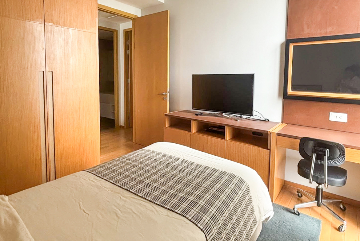 Modern 2-bedroom high-floor condo for rent in Sukhumvit 49, just 450m from BTS Thonglor. Pet-friendly for 2 pets, newly renovated, 93 sqm, 75,000 THB/month with full facilities.