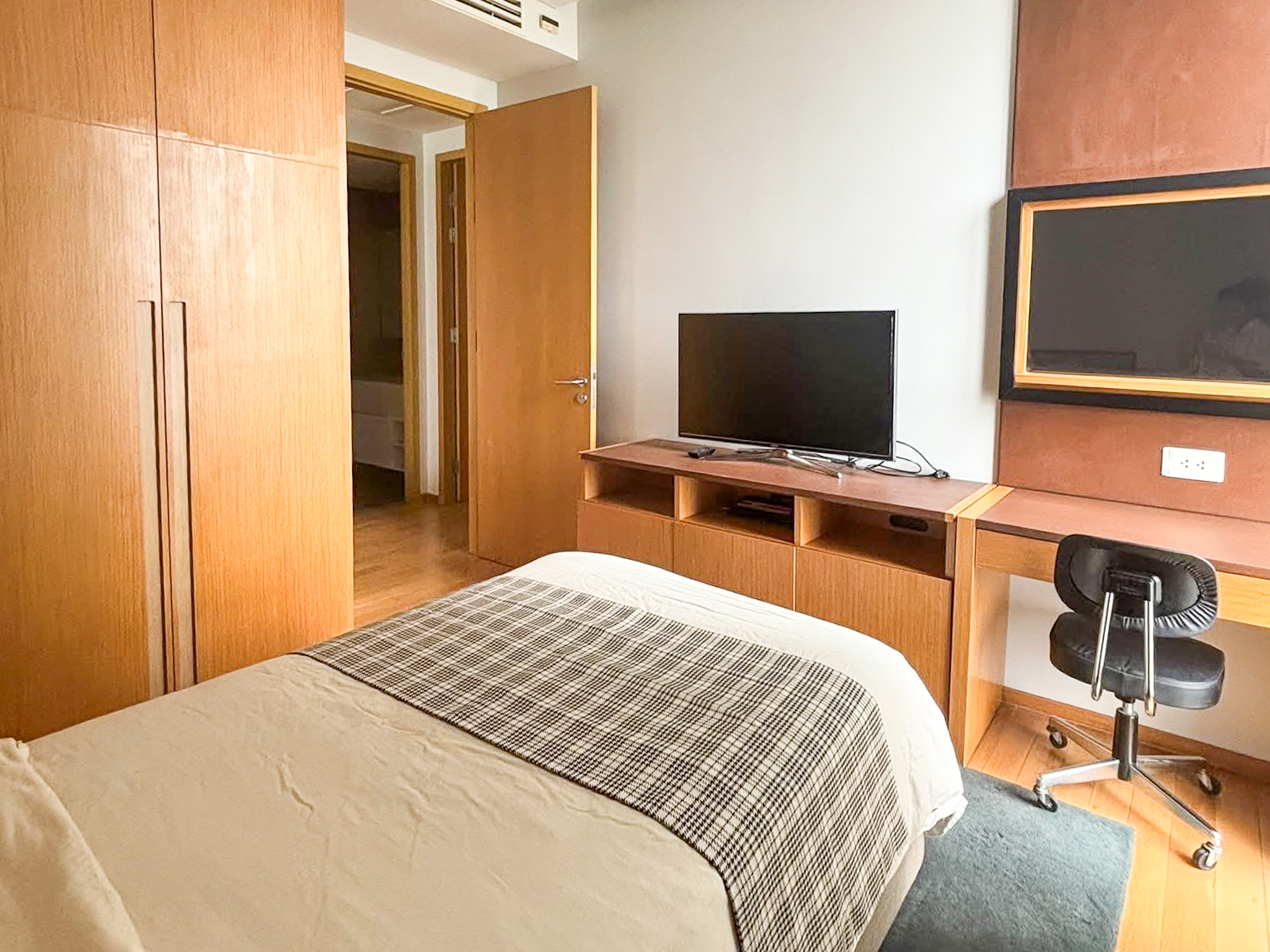 Modern 2-bedroom high-floor condo for rent in Sukhumvit 49, just 450m from BTS Thonglor. Pet-friendly for 2 pets, newly renovated, 93 sqm, 75,000 THB/month with full facilities.