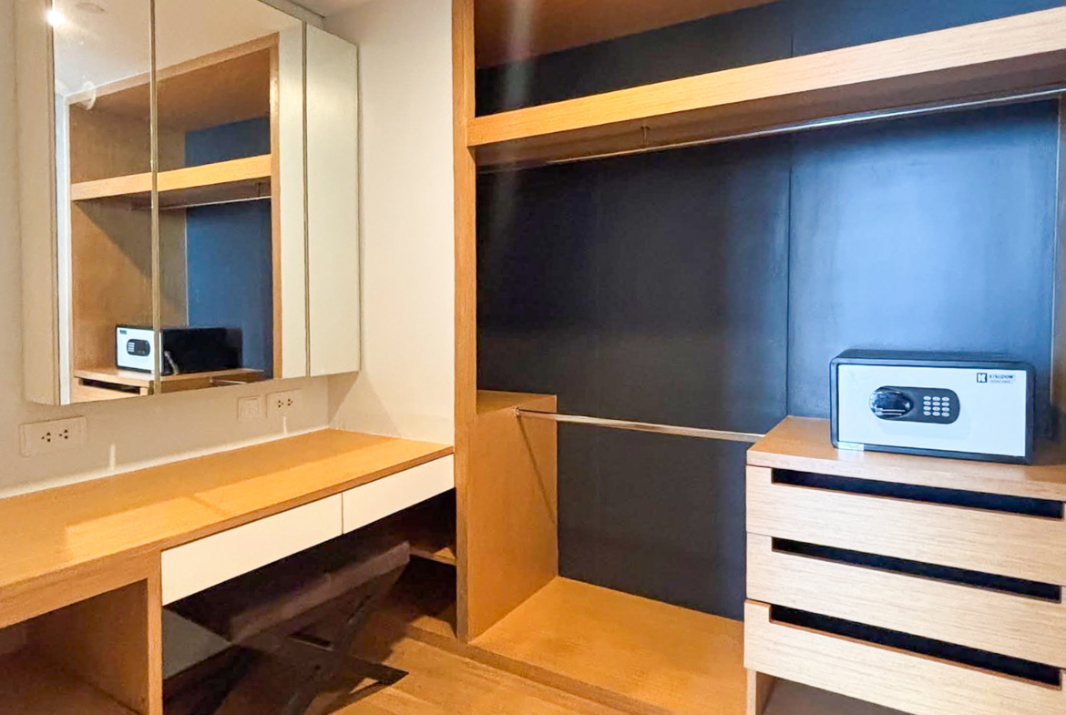 Modern 2-bedroom high-floor condo for rent in Sukhumvit 49, just 450m from BTS Thonglor. Pet-friendly for 2 pets, newly renovated, 93 sqm, 75,000 THB/month with full facilities.