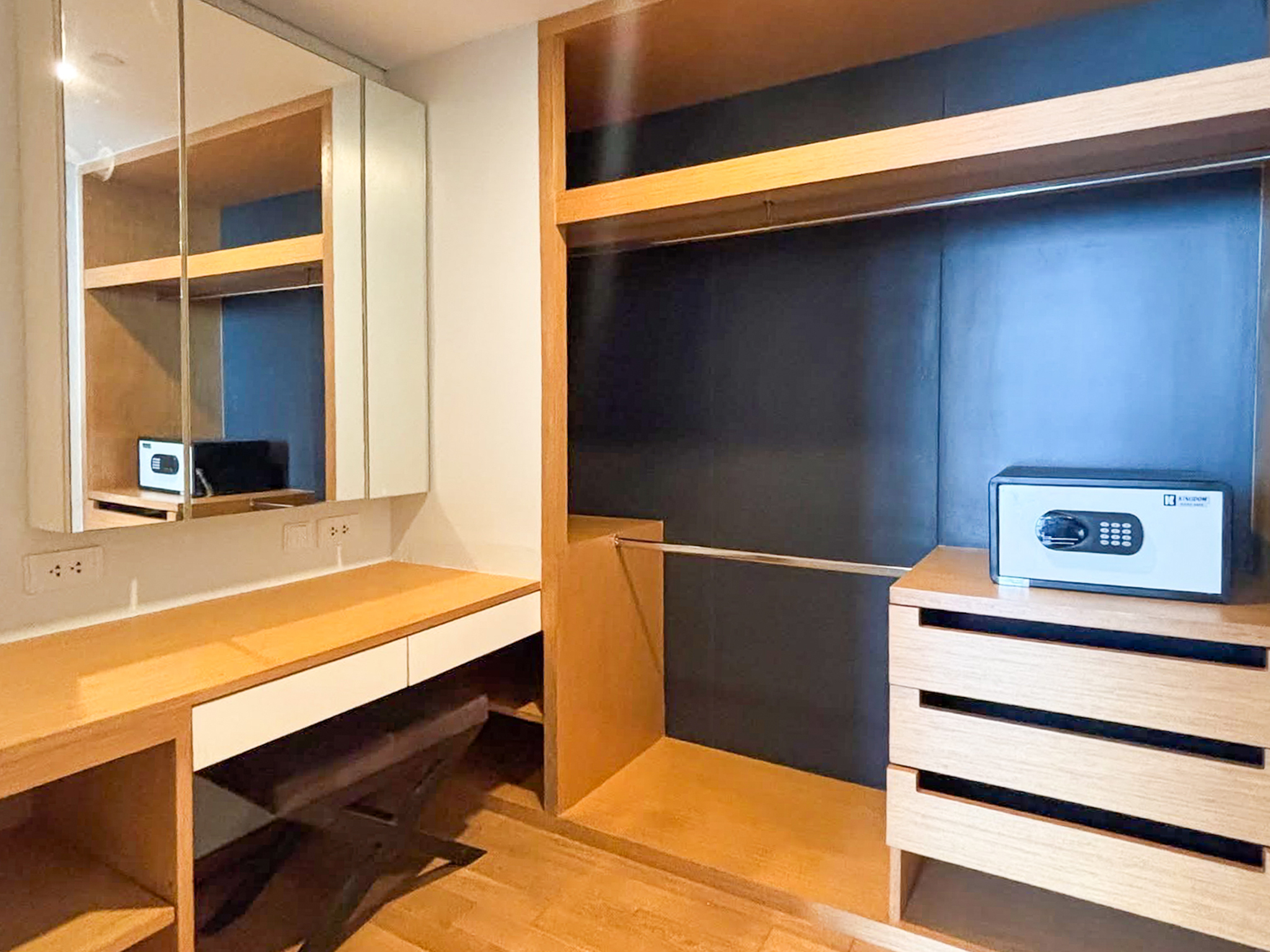 Modern 2-bedroom high-floor condo for rent in Sukhumvit 49, just 450m from BTS Thonglor. Pet-friendly for 2 pets, newly renovated, 93 sqm, 75,000 THB/month with full facilities.