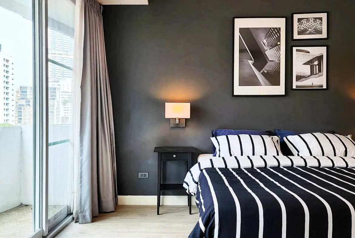 Renovated 3-bedroom condo for rent in Phrom Phong, Sukhumvit 24. 131 sqm, 3 beds, 3 baths, 8th floor, fully furnished with Smart TV and private laundry. Walk to BTS, EmQuartier, and Benjasiri Park. Rent: 75,000 THB/month.