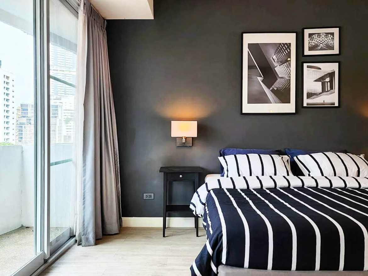 Renovated 3-bedroom condo for rent in Phrom Phong, Sukhumvit 24. 131 sqm, 3 beds, 3 baths, 8th floor, fully furnished with Smart TV and private laundry. Walk to BTS, EmQuartier, and Benjasiri Park. Rent: 75,000 THB/month.