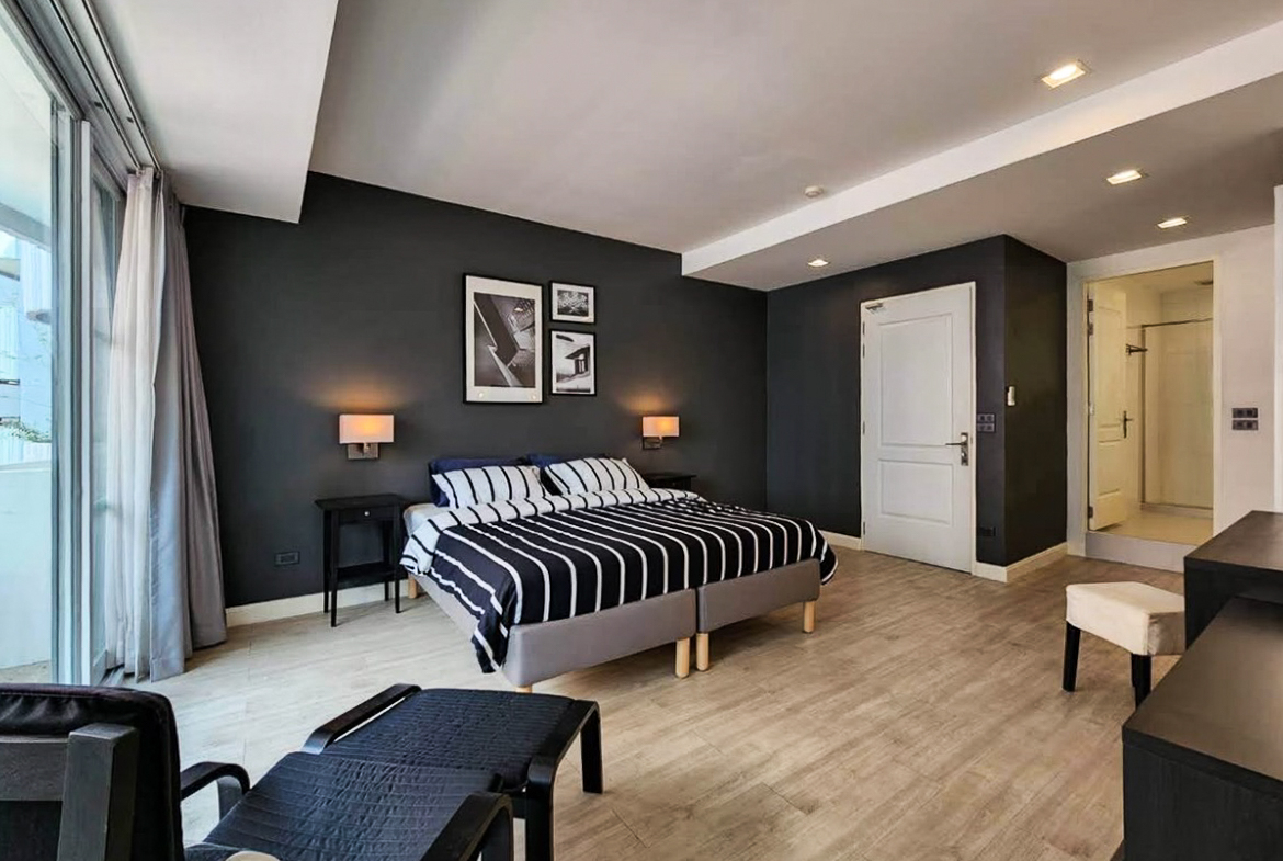 Renovated 3-bedroom condo for rent in Phrom Phong, Sukhumvit 24. 131 sqm, 3 beds, 3 baths, 8th floor, fully furnished with Smart TV and private laundry. Walk to BTS, EmQuartier, and Benjasiri Park. Rent: 75,000 THB/month.
