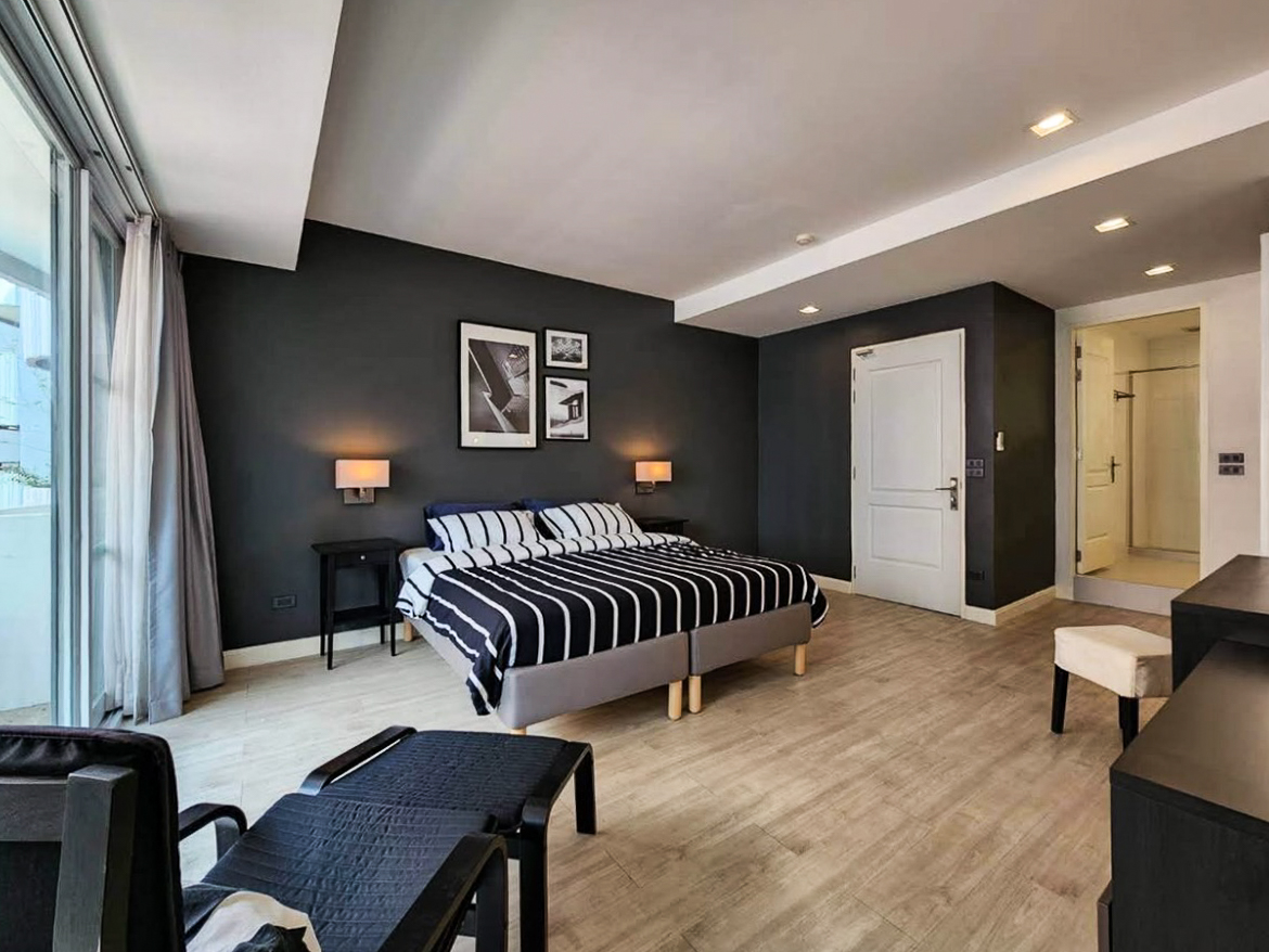 Renovated 3-bedroom condo for rent in Phrom Phong, Sukhumvit 24. 131 sqm, 3 beds, 3 baths, 8th floor, fully furnished with Smart TV and private laundry. Walk to BTS, EmQuartier, and Benjasiri Park. Rent: 75,000 THB/month.