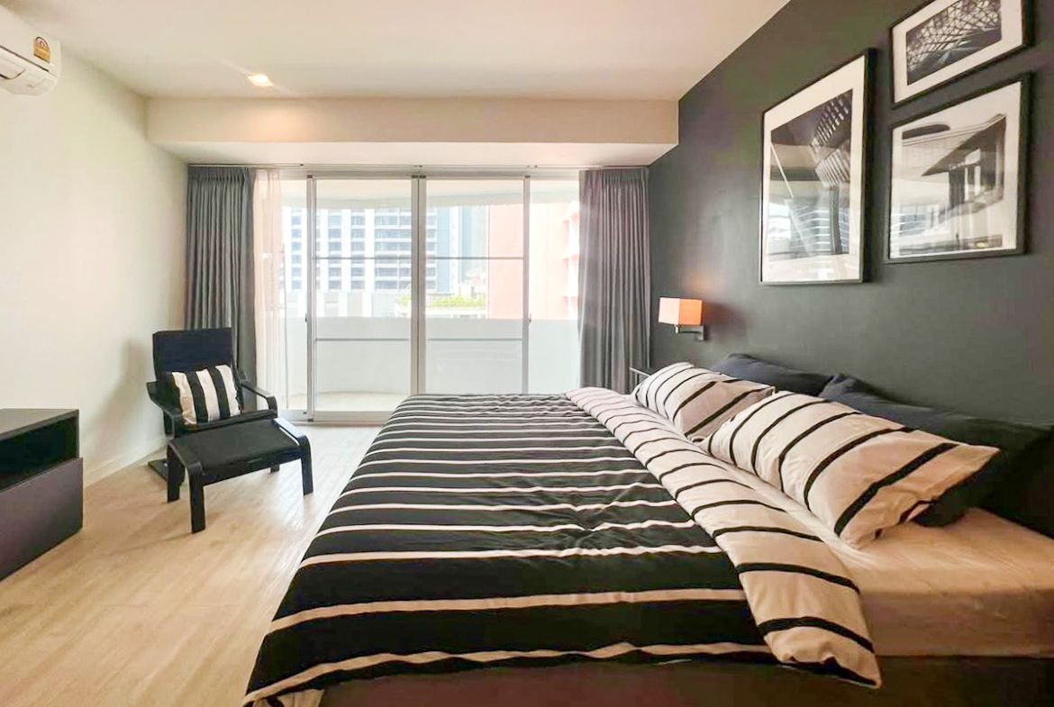 Renovated 3-bedroom condo for rent in Phrom Phong, Sukhumvit 24. 131 sqm, 3 beds, 3 baths, 8th floor, fully furnished with Smart TV and private laundry. Walk to BTS, EmQuartier, and Benjasiri Park. Rent: 75,000 THB/month.