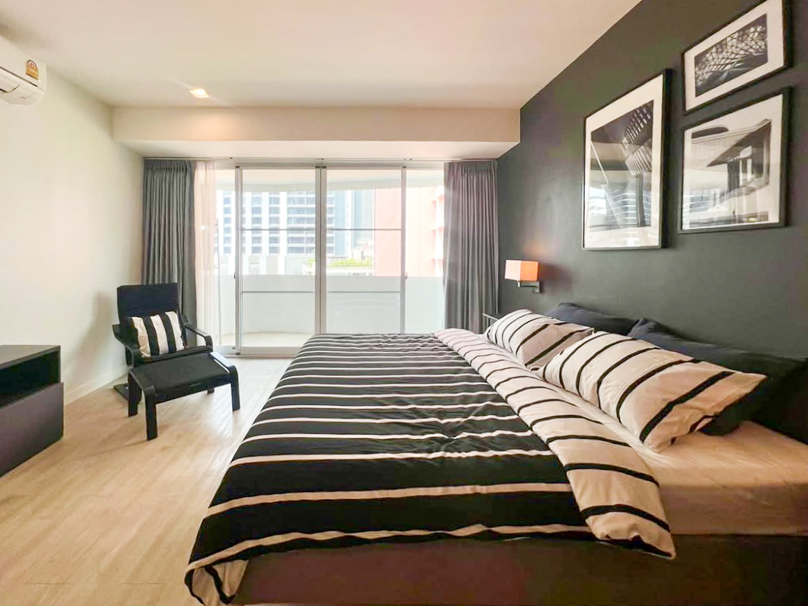 Renovated 3-bedroom condo for rent in Phrom Phong, Sukhumvit 24. 131 sqm, 3 beds, 3 baths, 8th floor, fully furnished with Smart TV and private laundry. Walk to BTS, EmQuartier, and Benjasiri Park. Rent: 75,000 THB/month.