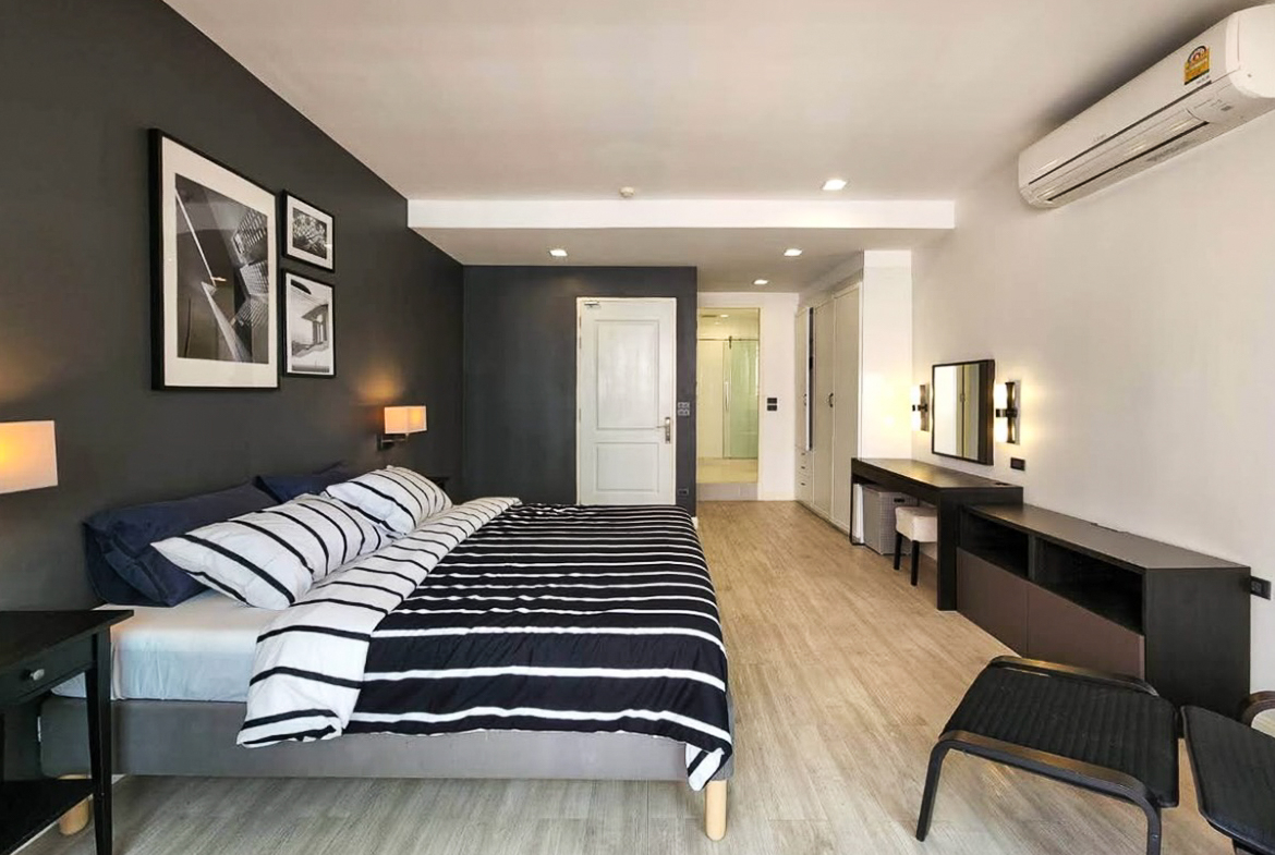 Renovated 3-bedroom condo for rent in Phrom Phong, Sukhumvit 24. 131 sqm, 3 beds, 3 baths, 8th floor, fully furnished with Smart TV and private laundry. Walk to BTS, EmQuartier, and Benjasiri Park. Rent: 75,000 THB/month.