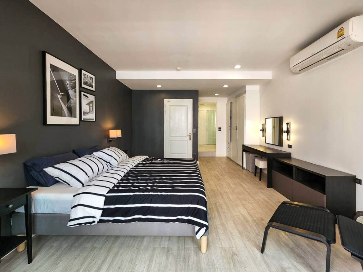 Renovated 3-bedroom condo for rent in Phrom Phong, Sukhumvit 24. 131 sqm, 3 beds, 3 baths, 8th floor, fully furnished with Smart TV and private laundry. Walk to BTS, EmQuartier, and Benjasiri Park. Rent: 75,000 THB/month.