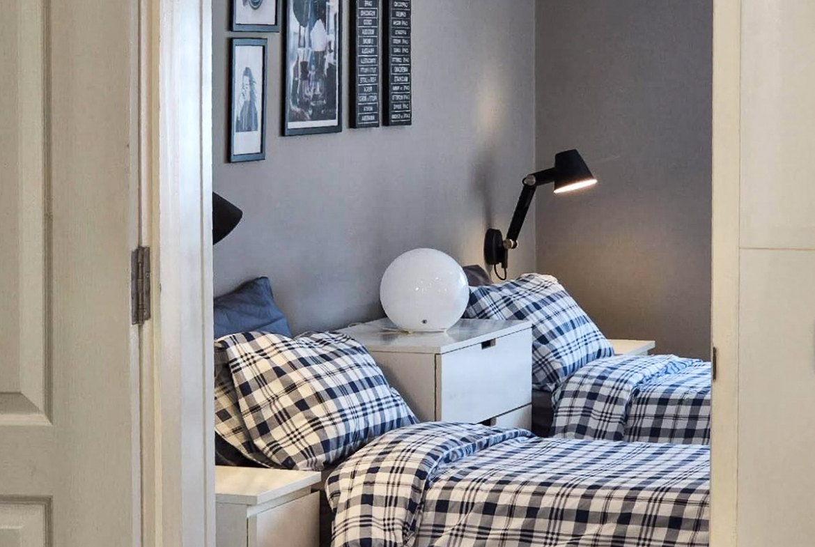 Renovated 3-bedroom condo for rent in Phrom Phong, Sukhumvit 24. 131 sqm, 3 beds, 3 baths, 8th floor, fully furnished with Smart TV and private laundry. Walk to BTS, EmQuartier, and Benjasiri Park. Rent: 75,000 THB/month.