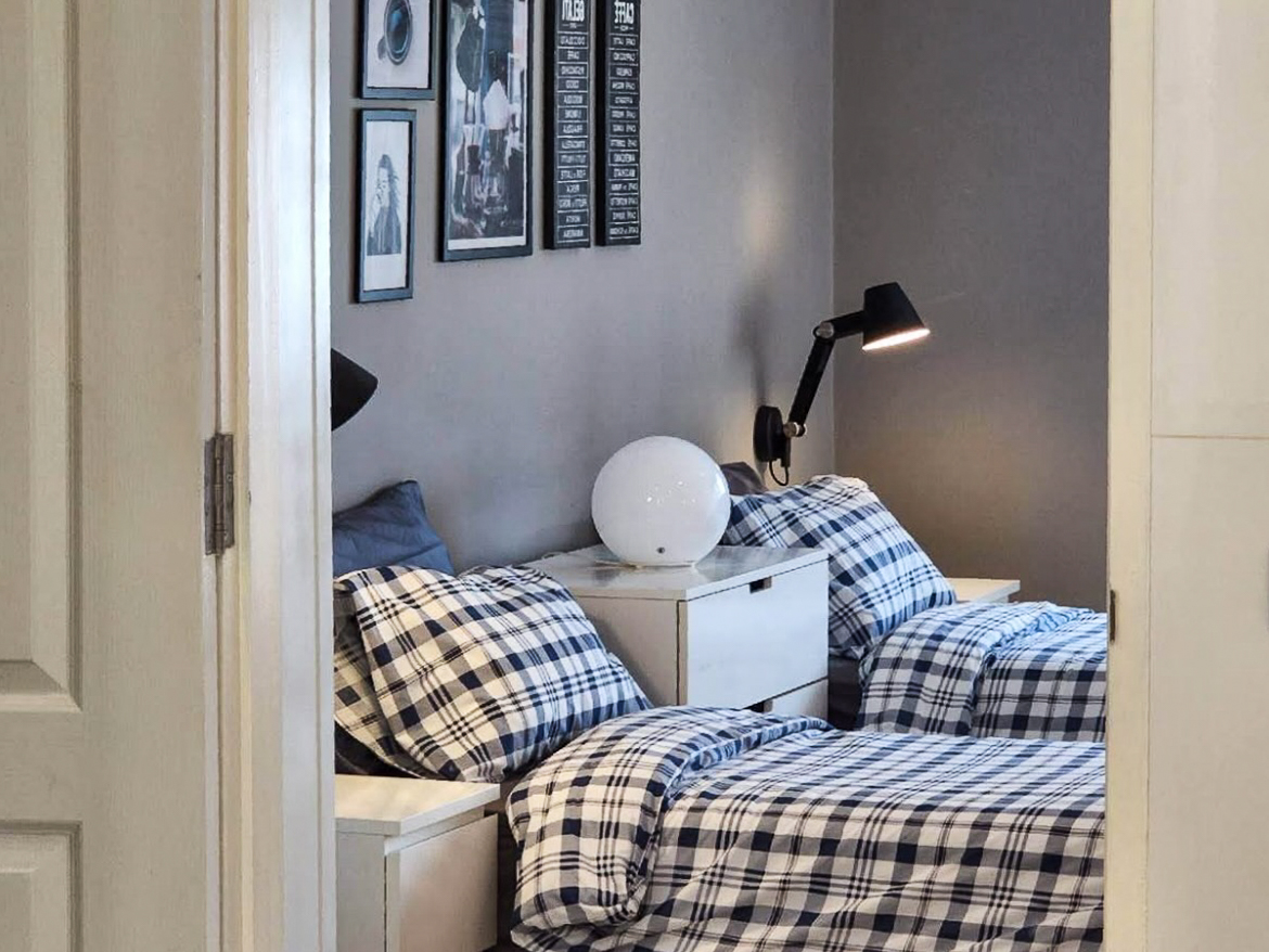 Renovated 3-bedroom condo for rent in Phrom Phong, Sukhumvit 24. 131 sqm, 3 beds, 3 baths, 8th floor, fully furnished with Smart TV and private laundry. Walk to BTS, EmQuartier, and Benjasiri Park. Rent: 75,000 THB/month.