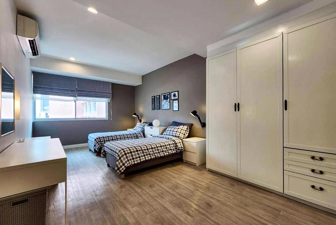 Renovated 3-bedroom condo for rent in Phrom Phong, Sukhumvit 24. 131 sqm, 3 beds, 3 baths, 8th floor, fully furnished with Smart TV and private laundry. Walk to BTS, EmQuartier, and Benjasiri Park. Rent: 75,000 THB/month.