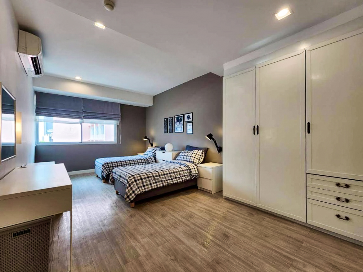 Renovated 3-bedroom condo for rent in Phrom Phong, Sukhumvit 24. 131 sqm, 3 beds, 3 baths, 8th floor, fully furnished with Smart TV and private laundry. Walk to BTS, EmQuartier, and Benjasiri Park. Rent: 75,000 THB/month.