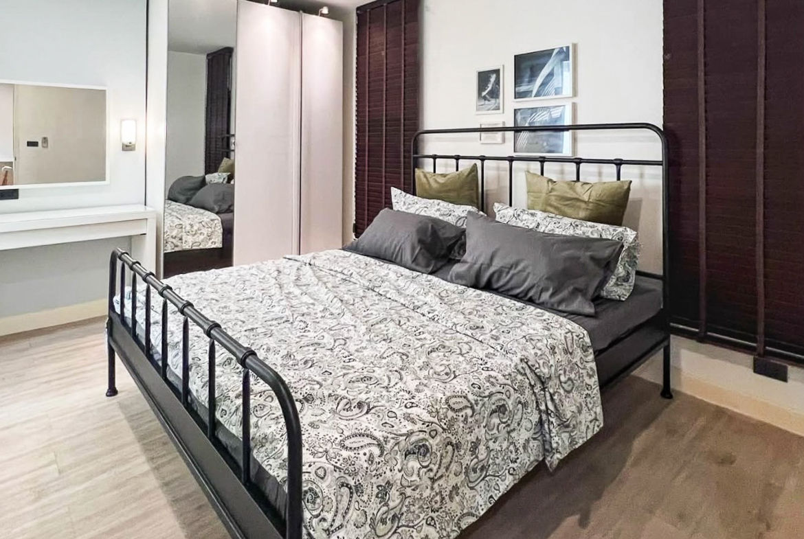 Renovated 3-bedroom condo for rent in Phrom Phong, Sukhumvit 24. 131 sqm, 3 beds, 3 baths, 8th floor, fully furnished with Smart TV and private laundry. Walk to BTS, EmQuartier, and Benjasiri Park. Rent: 75,000 THB/month.