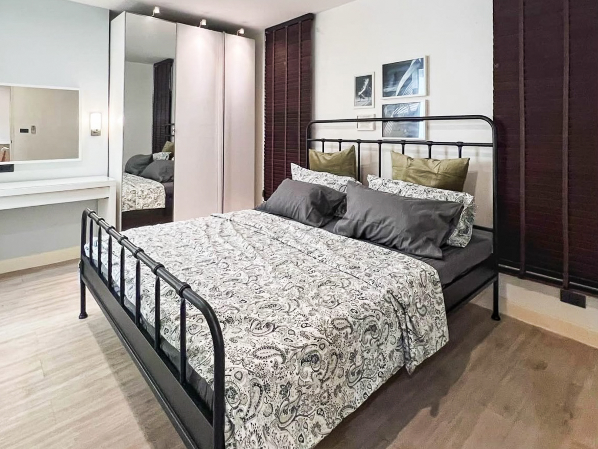 Renovated 3-bedroom condo for rent in Phrom Phong, Sukhumvit 24. 131 sqm, 3 beds, 3 baths, 8th floor, fully furnished with Smart TV and private laundry. Walk to BTS, EmQuartier, and Benjasiri Park. Rent: 75,000 THB/month.