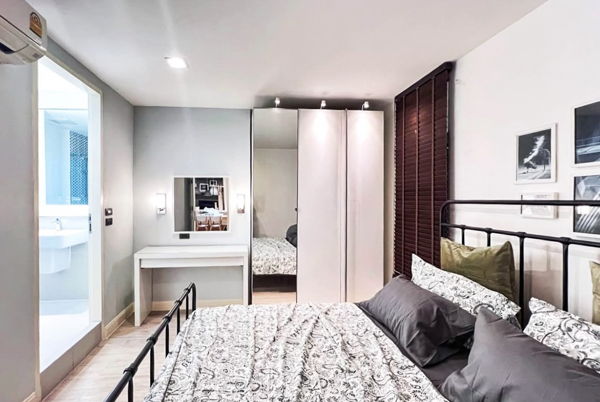 Renovated 3-bedroom condo for rent in Phrom Phong, Sukhumvit 24. 131 sqm, 3 beds, 3 baths, 8th floor, fully furnished with Smart TV and private laundry. Walk to BTS, EmQuartier, and Benjasiri Park. Rent: 75,000 THB/month.