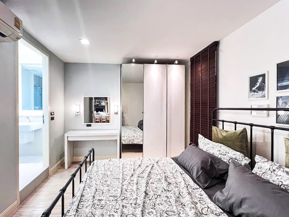 Renovated 3-bedroom condo for rent in Phrom Phong, Sukhumvit 24. 131 sqm, 3 beds, 3 baths, 8th floor, fully furnished with Smart TV and private laundry. Walk to BTS, EmQuartier, and Benjasiri Park. Rent: 75,000 THB/month.
