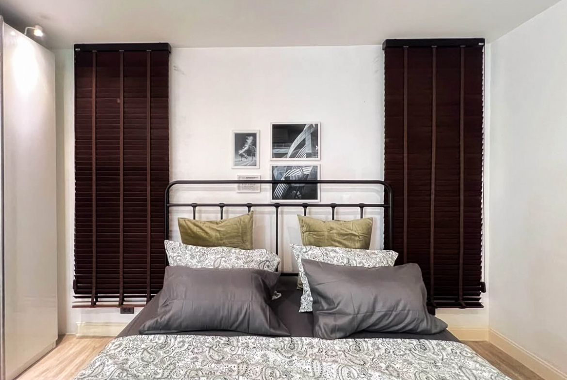 Renovated 3-bedroom condo for rent in Phrom Phong, Sukhumvit 24. 131 sqm, 3 beds, 3 baths, 8th floor, fully furnished with Smart TV and private laundry. Walk to BTS, EmQuartier, and Benjasiri Park. Rent: 75,000 THB/month.