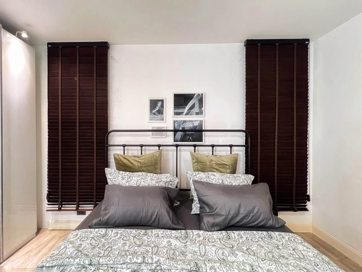 Renovated 3-bedroom condo for rent in Phrom Phong, Sukhumvit 24. 131 sqm, 3 beds, 3 baths, 8th floor, fully furnished with Smart TV and private laundry. Walk to BTS, EmQuartier, and Benjasiri Park. Rent: 75,000 THB/month.