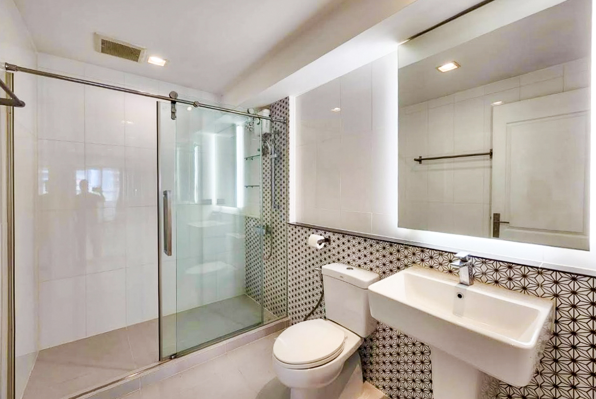 Renovated 3-bedroom condo for rent in Phrom Phong, Sukhumvit 24. 131 sqm, 3 beds, 3 baths, 8th floor, fully furnished with Smart TV and private laundry. Walk to BTS, EmQuartier, and Benjasiri Park. Rent: 75,000 THB/month.